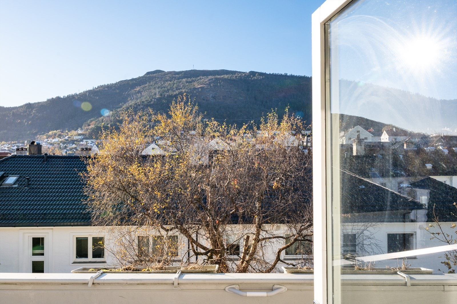 Fra stuen i andreetasje er det utgang til vestvendt altan med vakker utsikt mot Løvstakken og mot Bergensdalen. Galleribilde