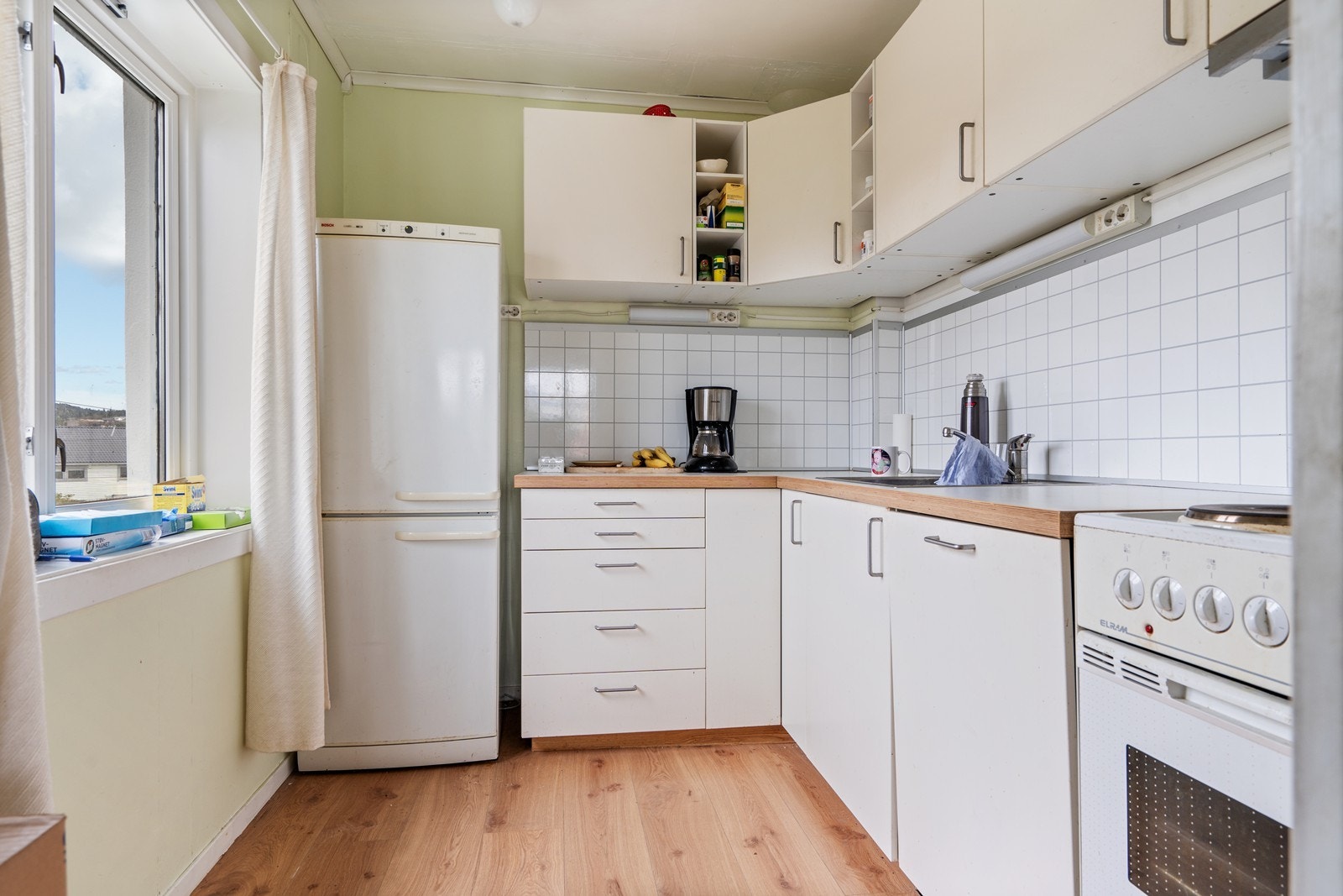 Kjøkken med 2. etasje med god skap- og benkeplass Galleribilde