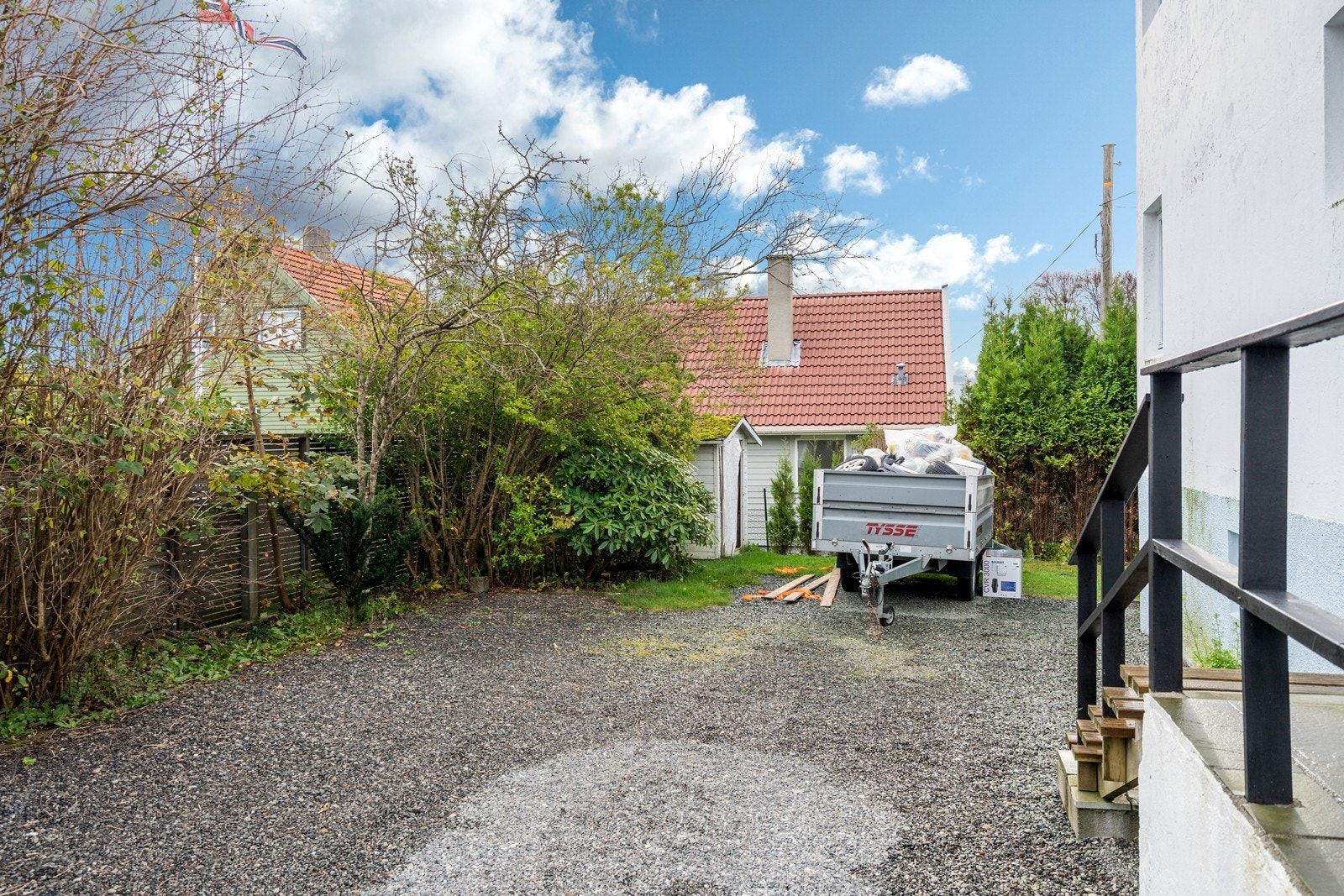 Gode parkeringsmuligheter i garasje og i eget gårdsrom Galleribilde