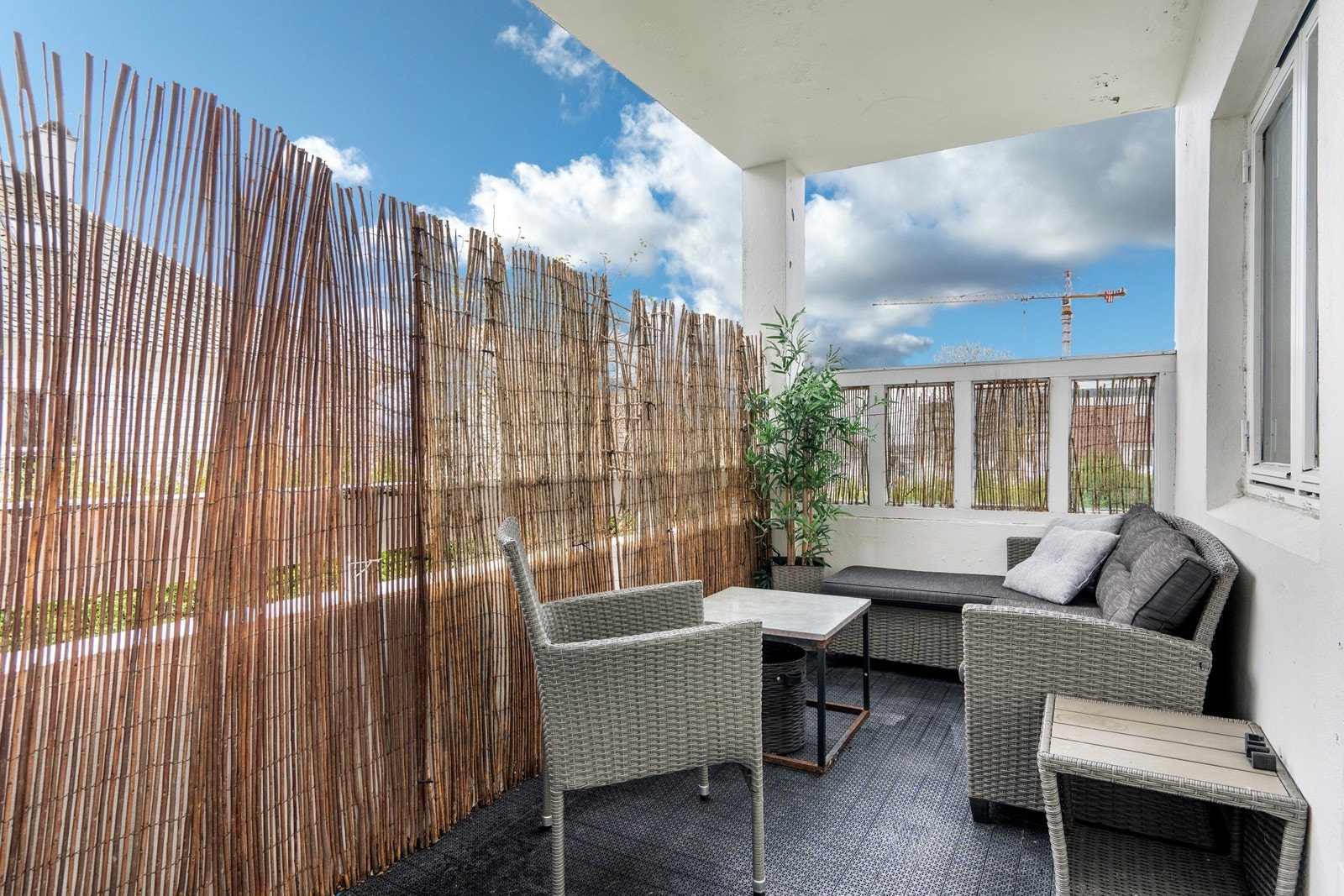 Balkong med god plass til hagemøbler Galleribilde