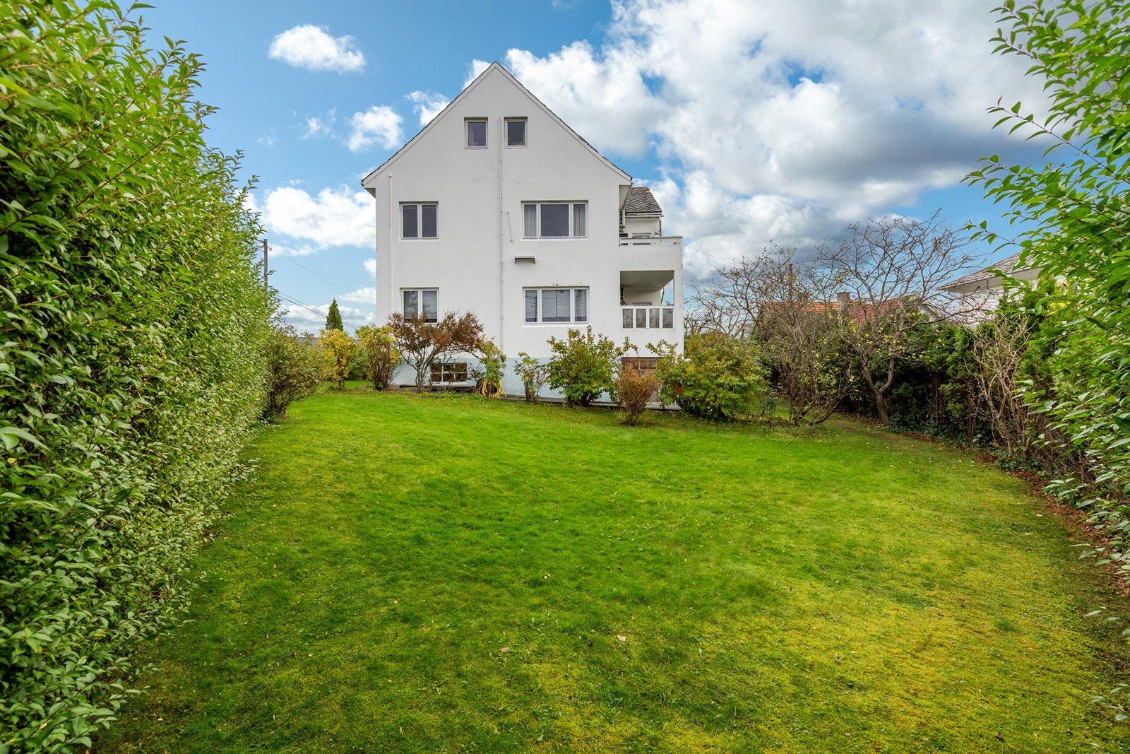 Herlig hage med god boltreplass til utelek Galleribilde