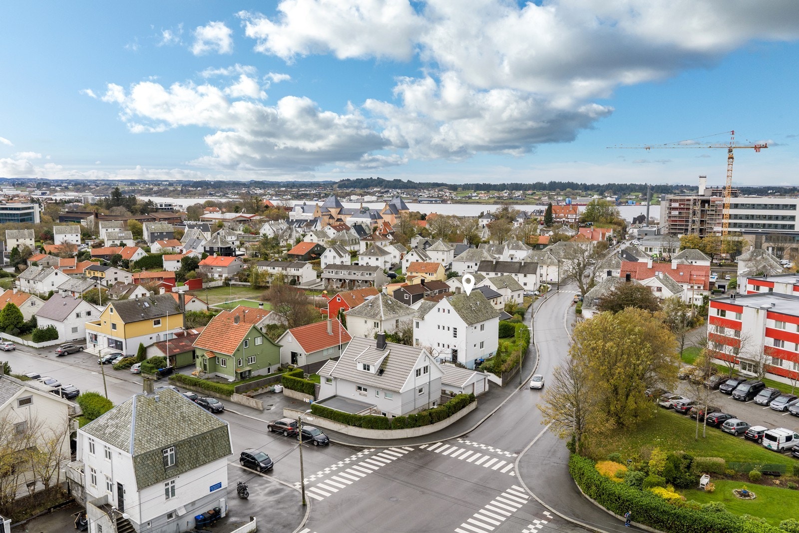 Boligen har en super beliggenhet om du ønsker å bo i gangavstand til alle fasilitetene i sentrum. Galleribilde