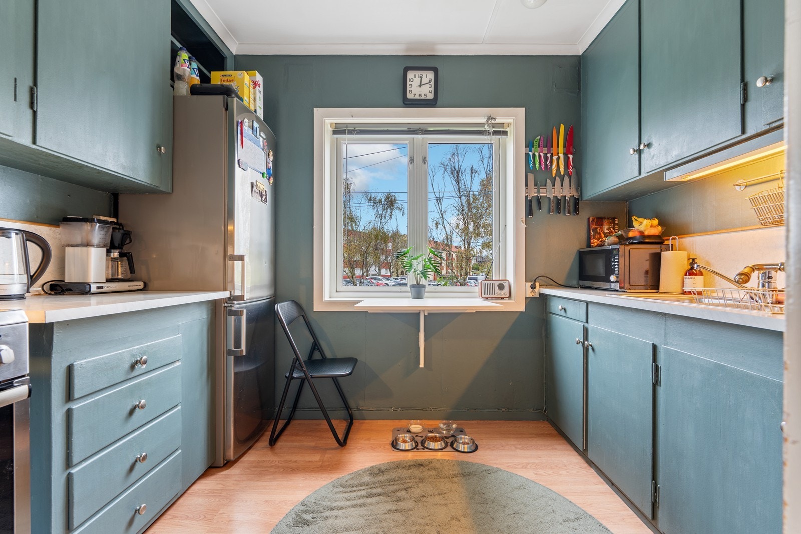 Malt kjøkken i 1. etasje med god skap- og benkeplass Galleribilde