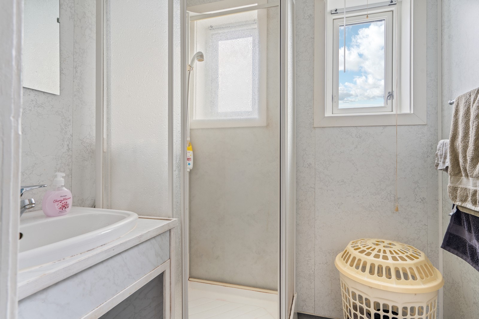 Bad med dusjkabinett og innredning med servant Galleribilde