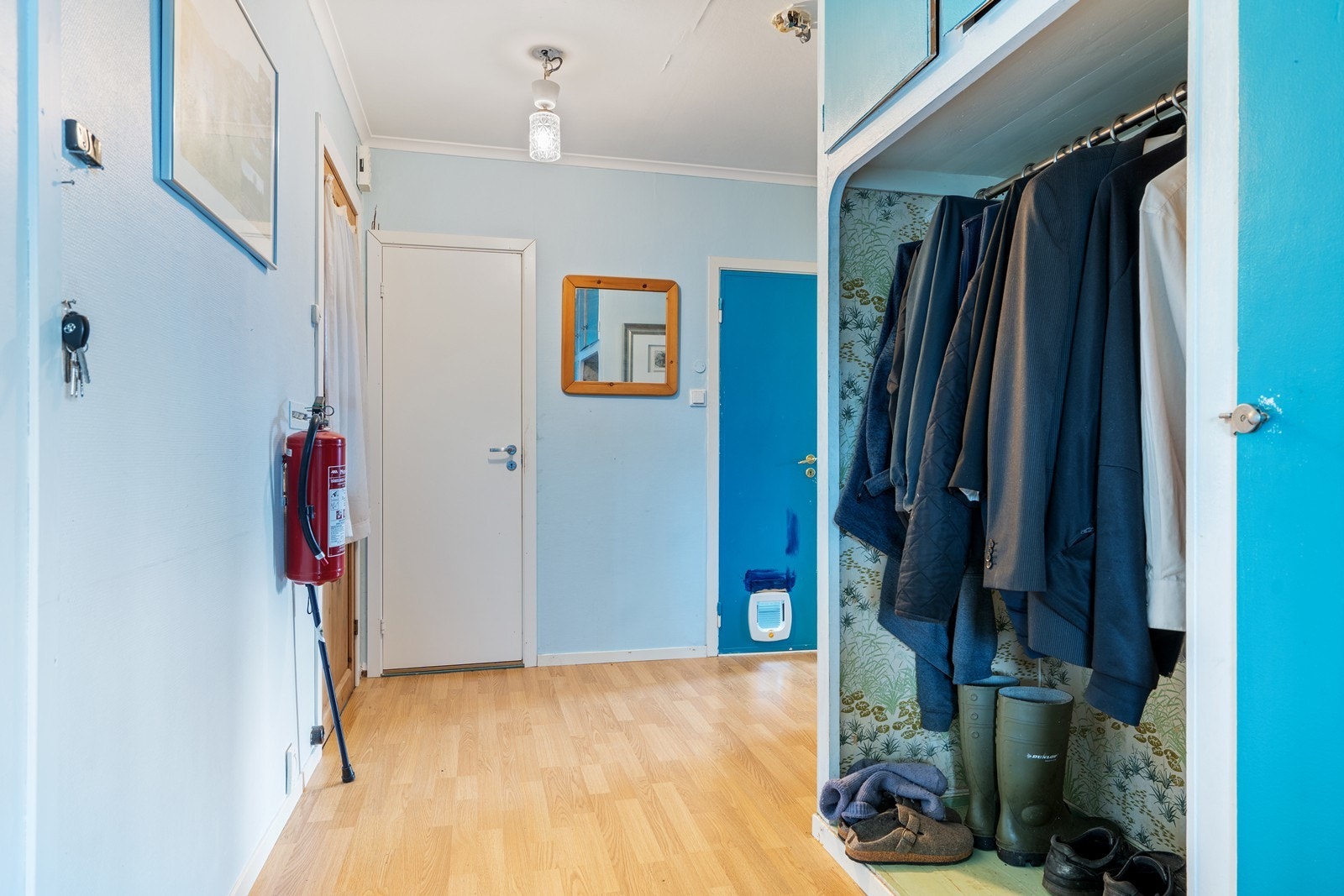 Entré/hall med plass til å henge fra seg yttertøy Galleribilde