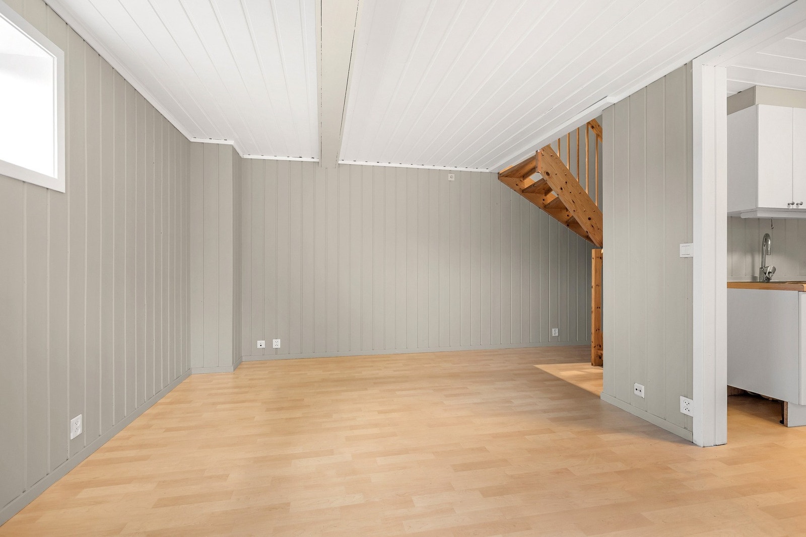 Fra stua er det trapp opp til boligens 2. etasje. Galleribilde