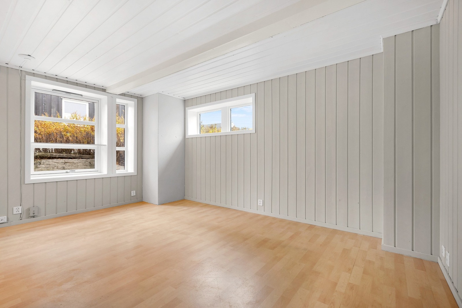 Alle overflater i leiligheten er nylig malt i tidsriktige og lyse farger. Eldre laminert gulv. Galleribilde