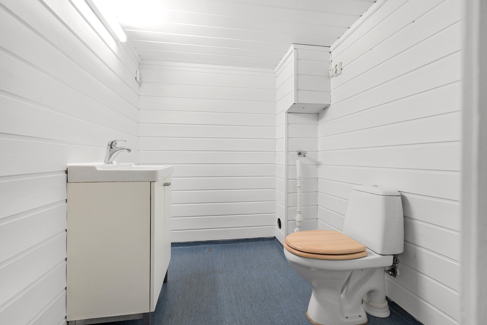 Opprinnelig bad med gulvmontert wc, enkel innredning med servant og underskap. Vannbåren gulvvarme og opplegg for vaskemaskin. Galleribilde