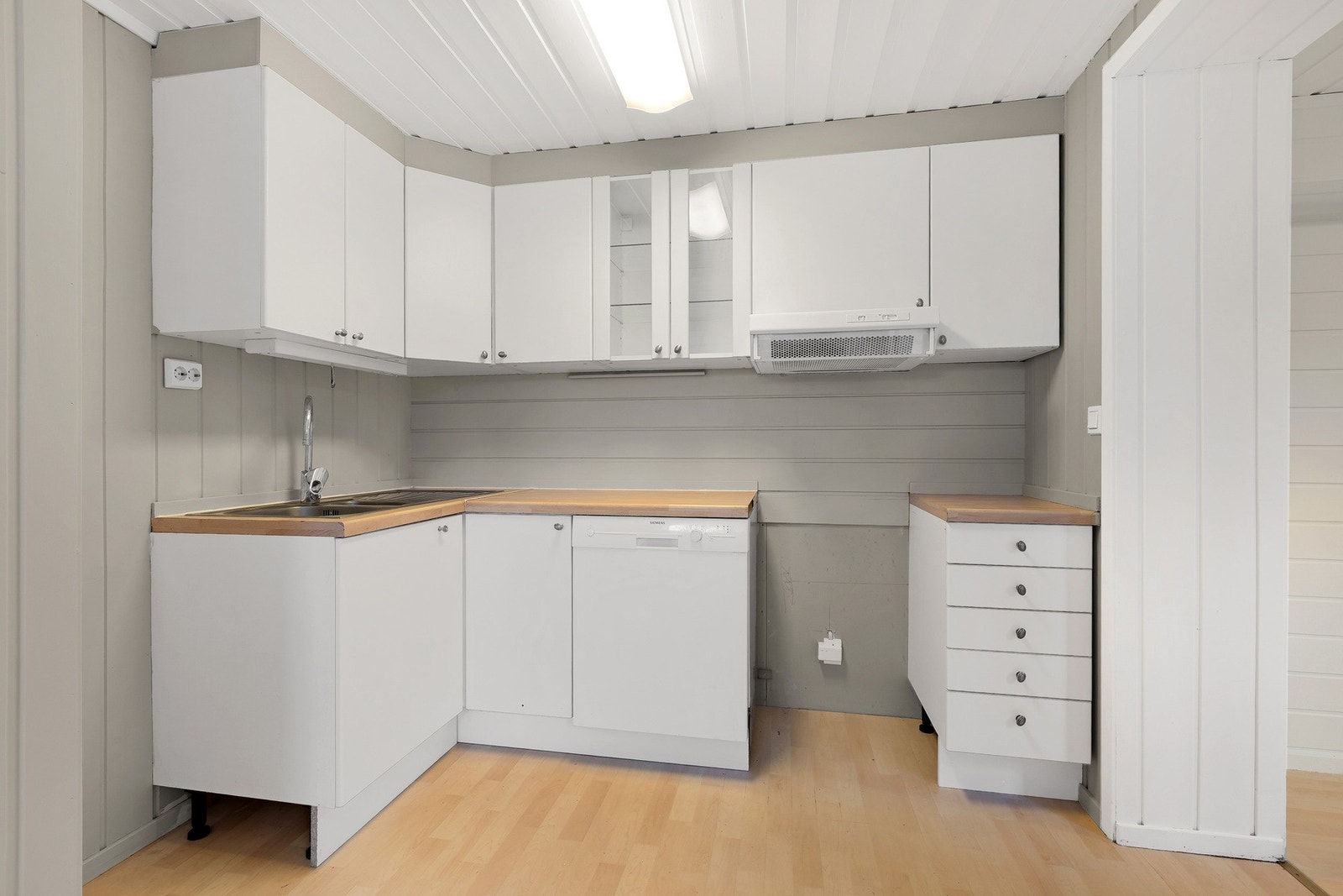 Kjøkken med opprinnelig innredning. Lyse, glatte fronter med over- og underskap. Galleribilde