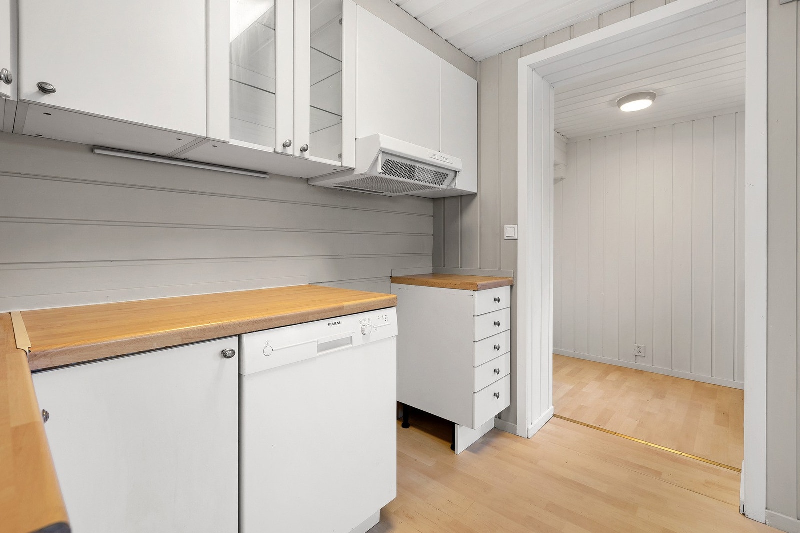 Laminert benkeplate og avtrekk over komfyrplassen. Galleribilde