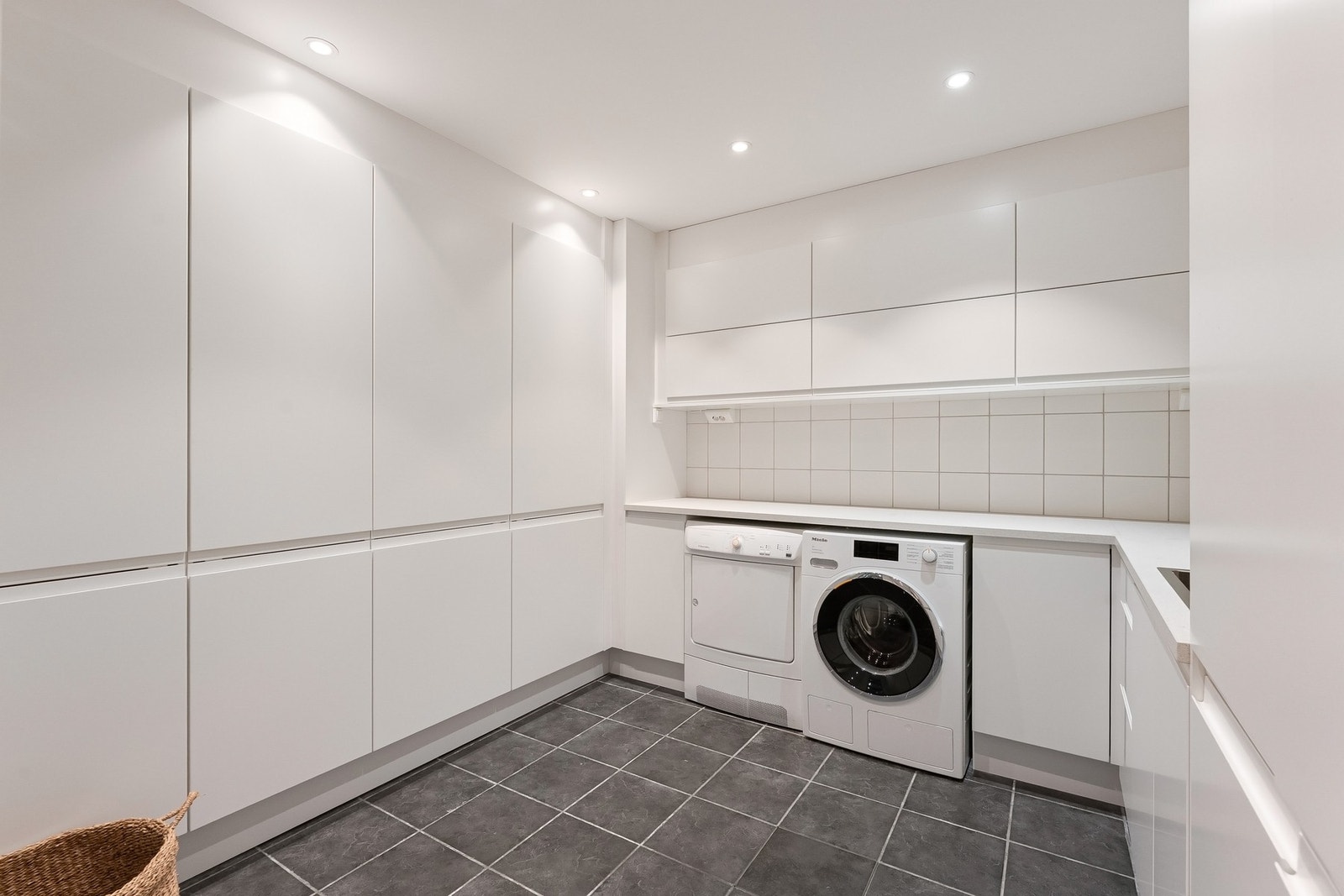 Velutstyrt vaskerom med rikelig plass til oppbevaring og organisering. Galleribilde