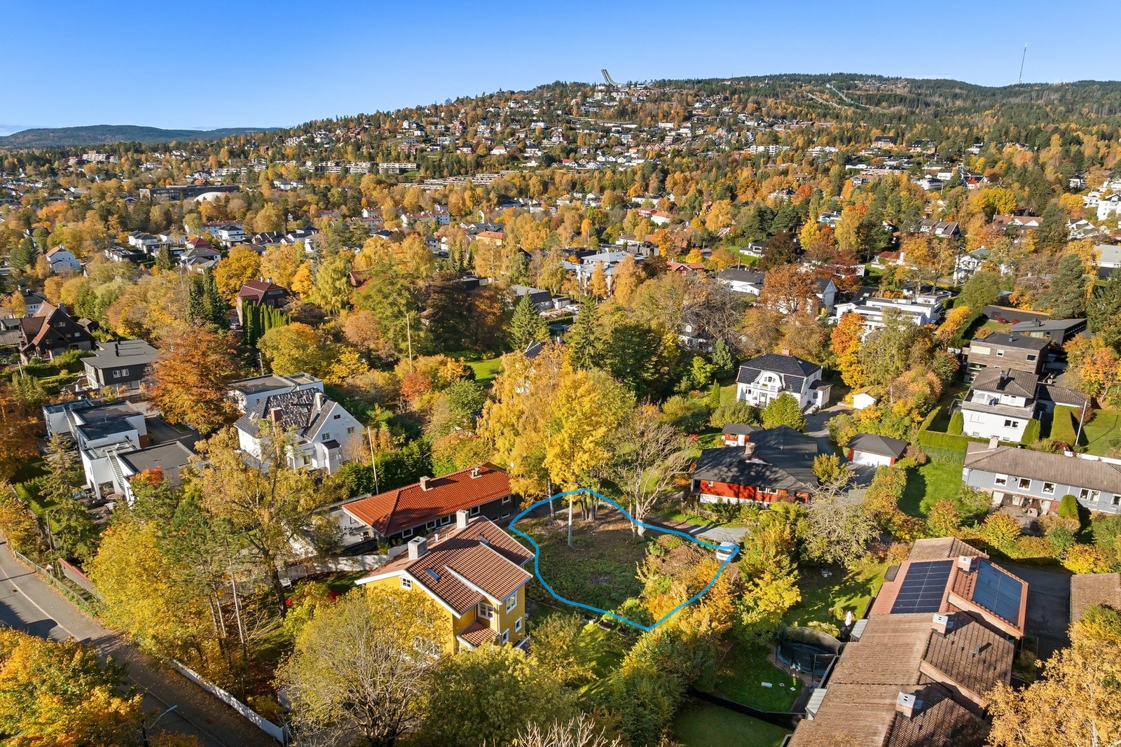 Potensial for utvikling av eiendommen med tegninger for ny enebolig. Galleribilde