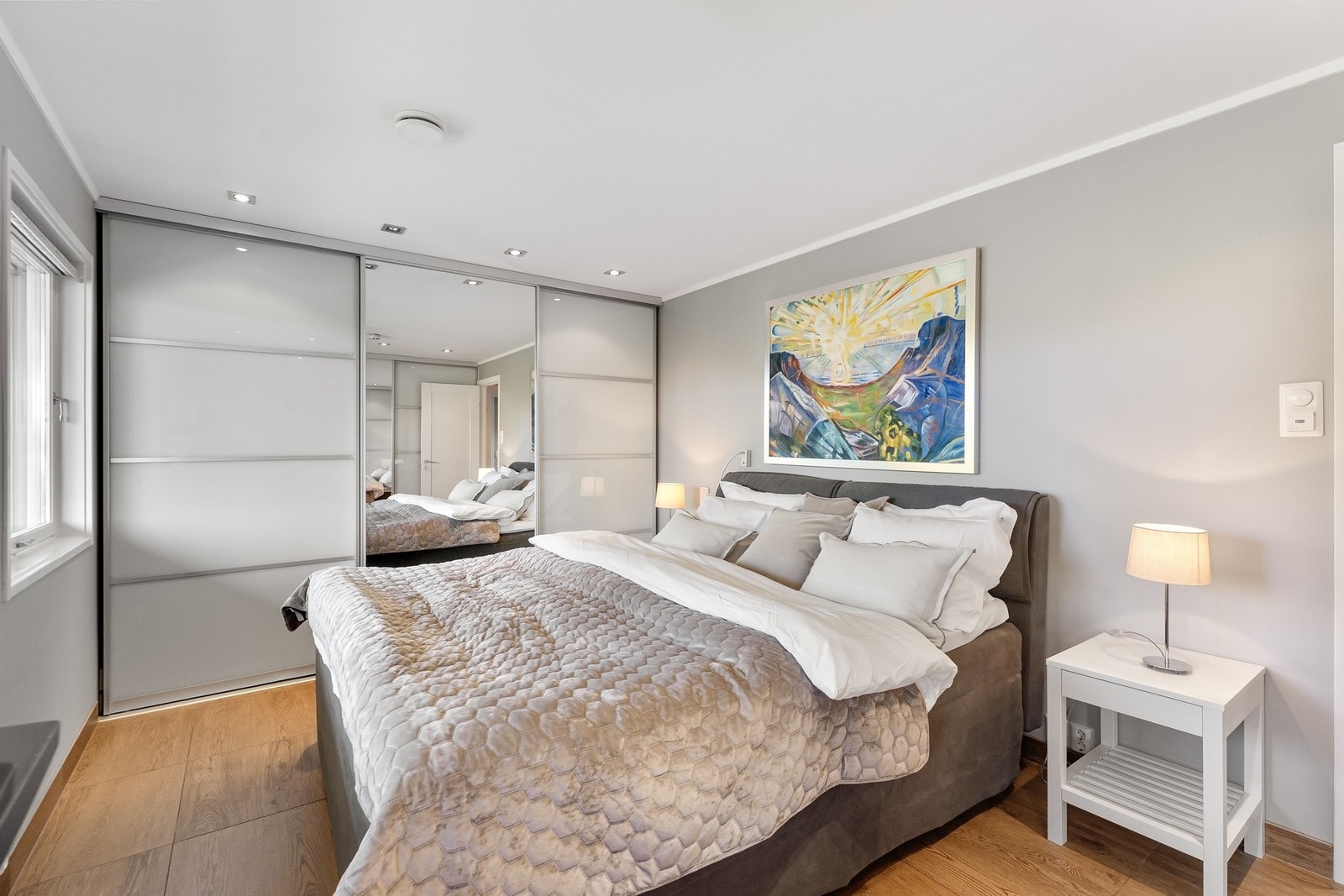 Hovedsoverommet har god plass til både møblering og oppbevaring. Her har du også utgang til boligens balkong. Galleribilde