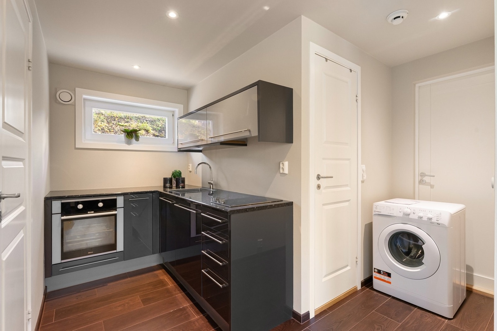 Kjøkken i separat innredet del mot nordøst. Galleribilde