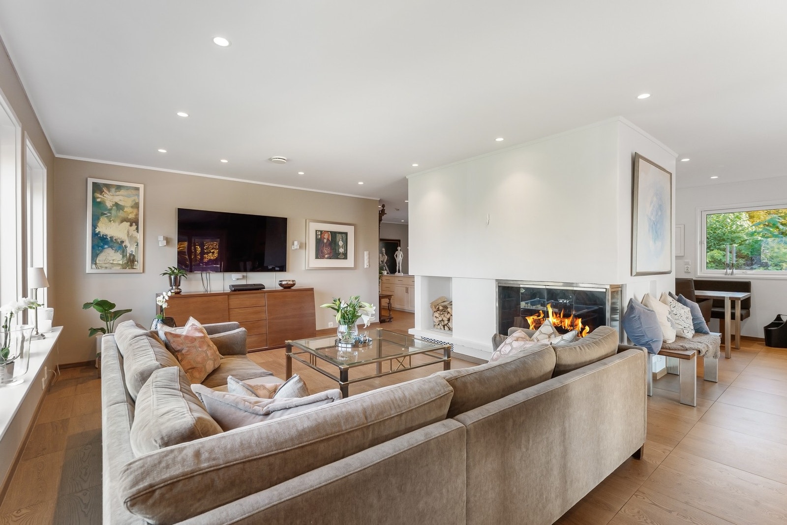 Lyst og innbydende stue med vakker glasspeis. Galleribilde