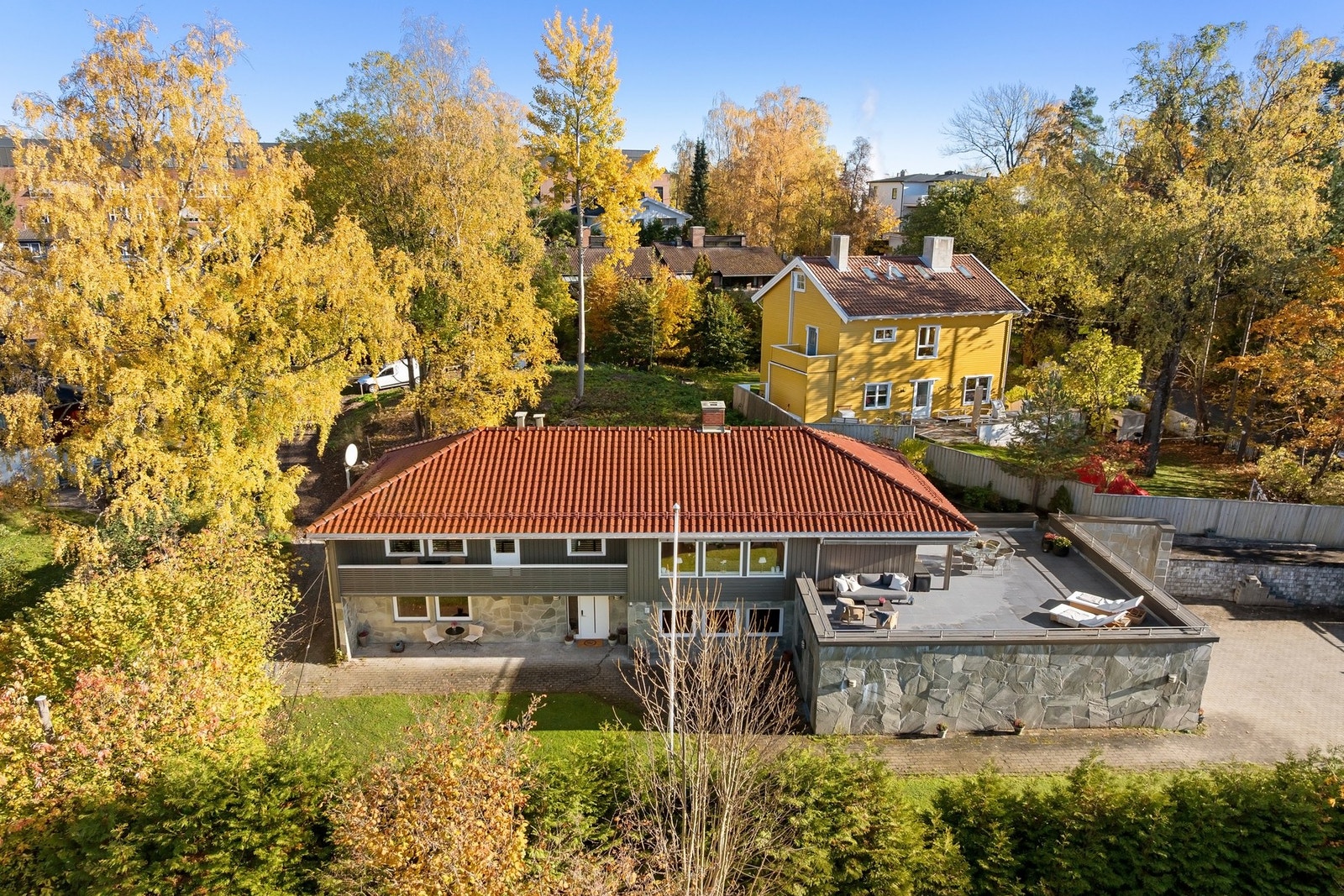 En sjarmerende og innholdsrik enebolig med idyllisk hage beliggende midt i hjertet av Slemdal. Galleribilde