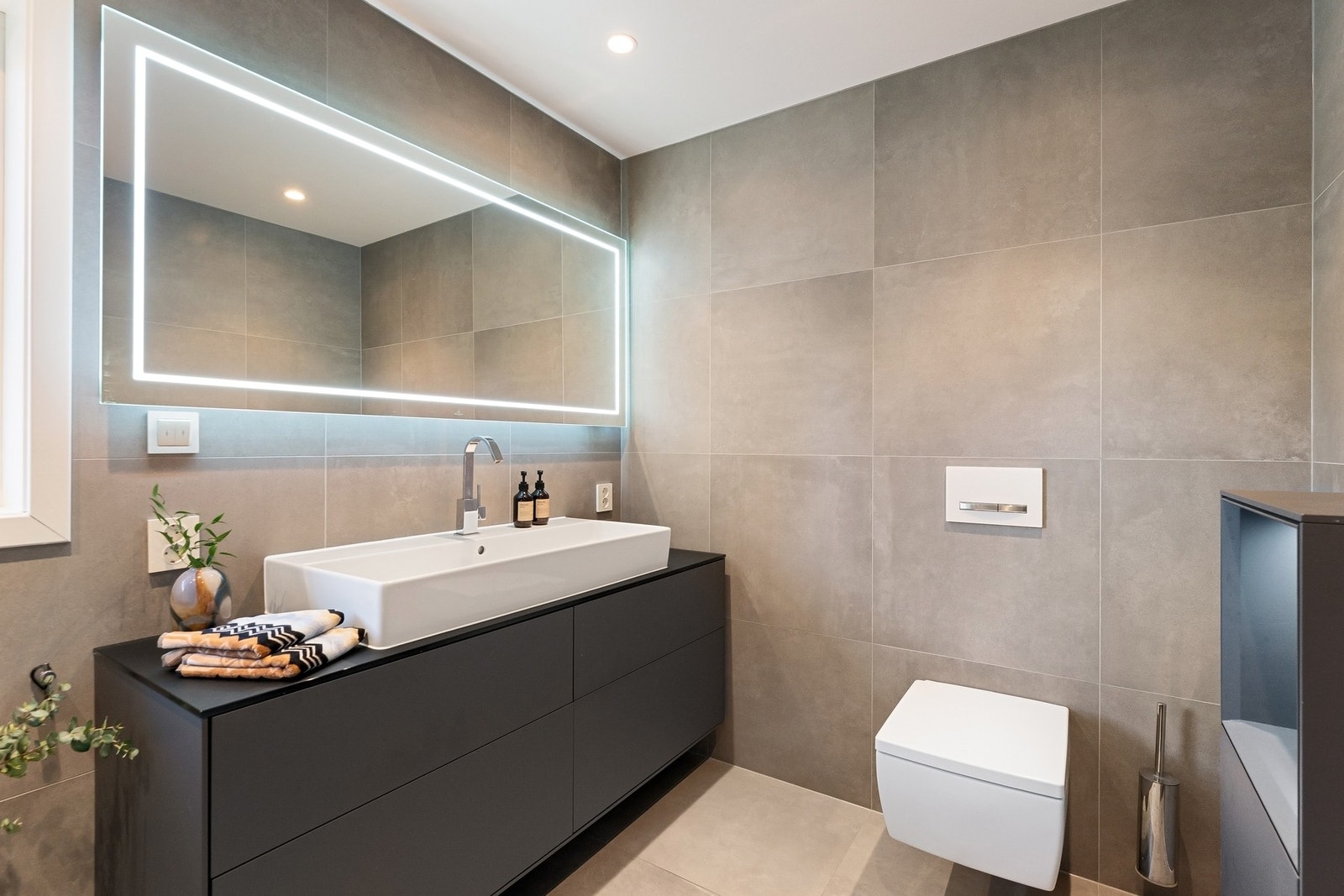 Lekker servantinnredning med praktiske underskuffer - både pent og funksjonelt. Galleribilde