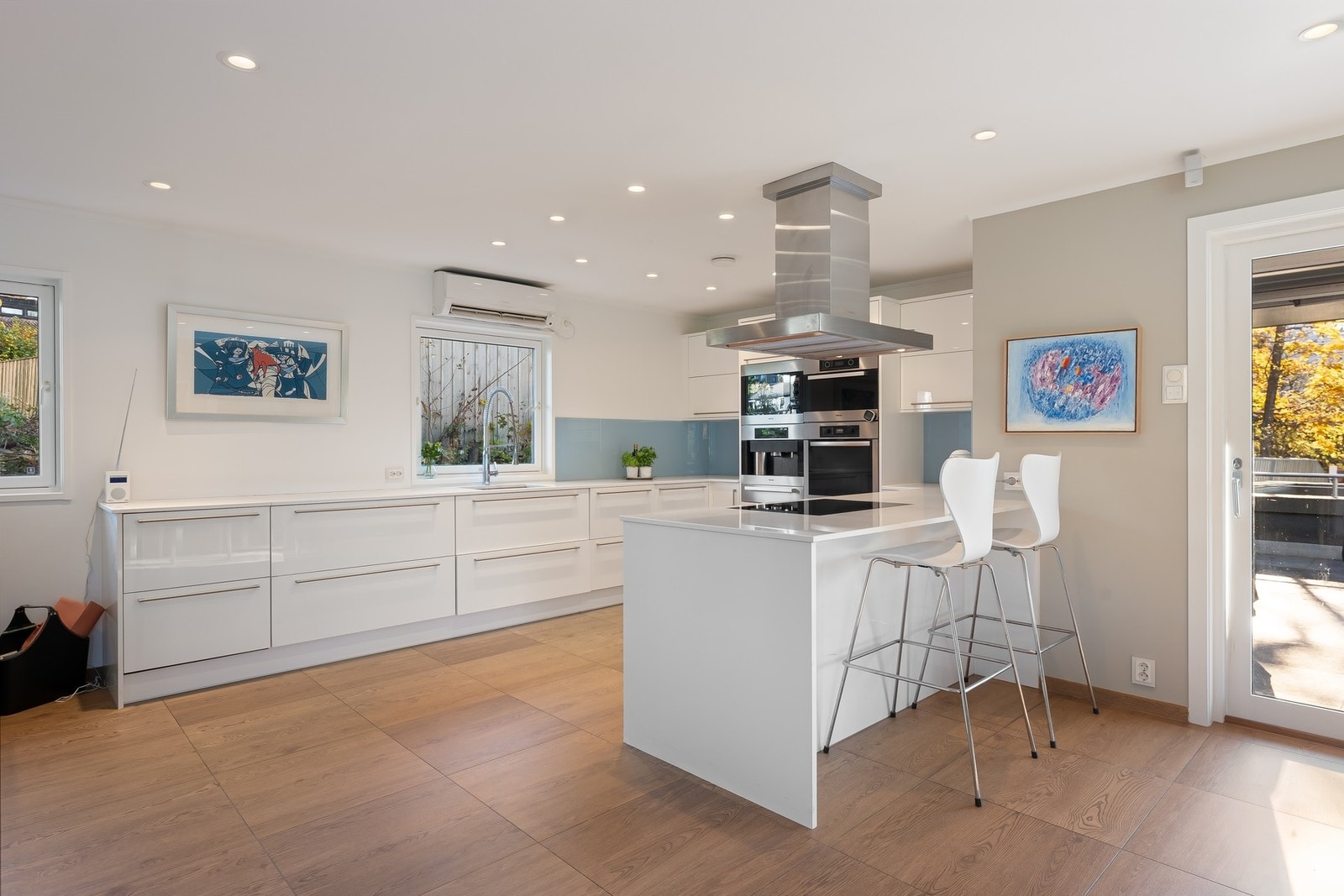 Lekkert kjøkken med Crown Imperial-innredning i hvit høyglans - stilrent og moderne. Galleribilde