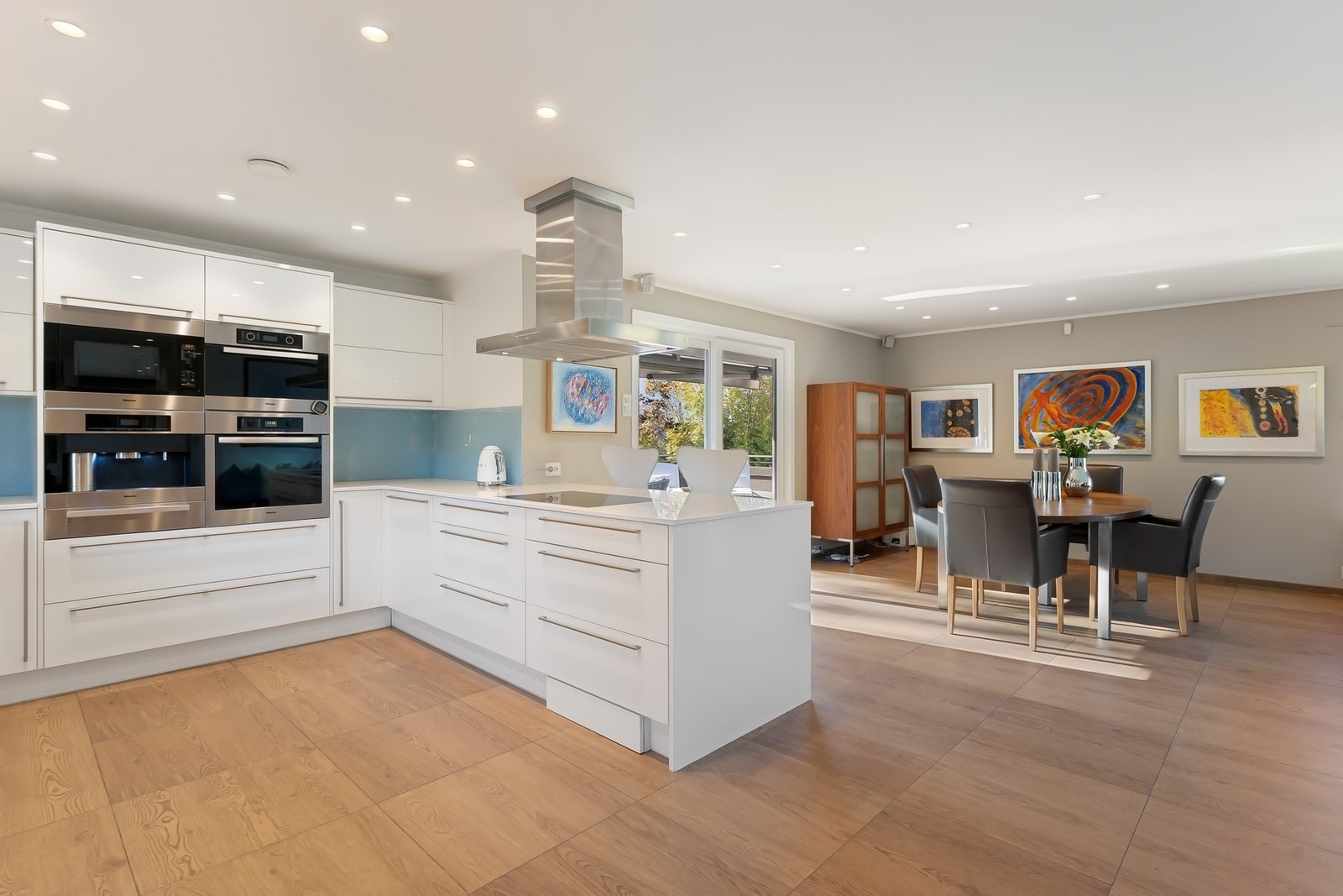 Praktisk kjøkkenøy som gir ekstra arbeidsflate og god plass til sosiale sammenkomster. Galleribilde