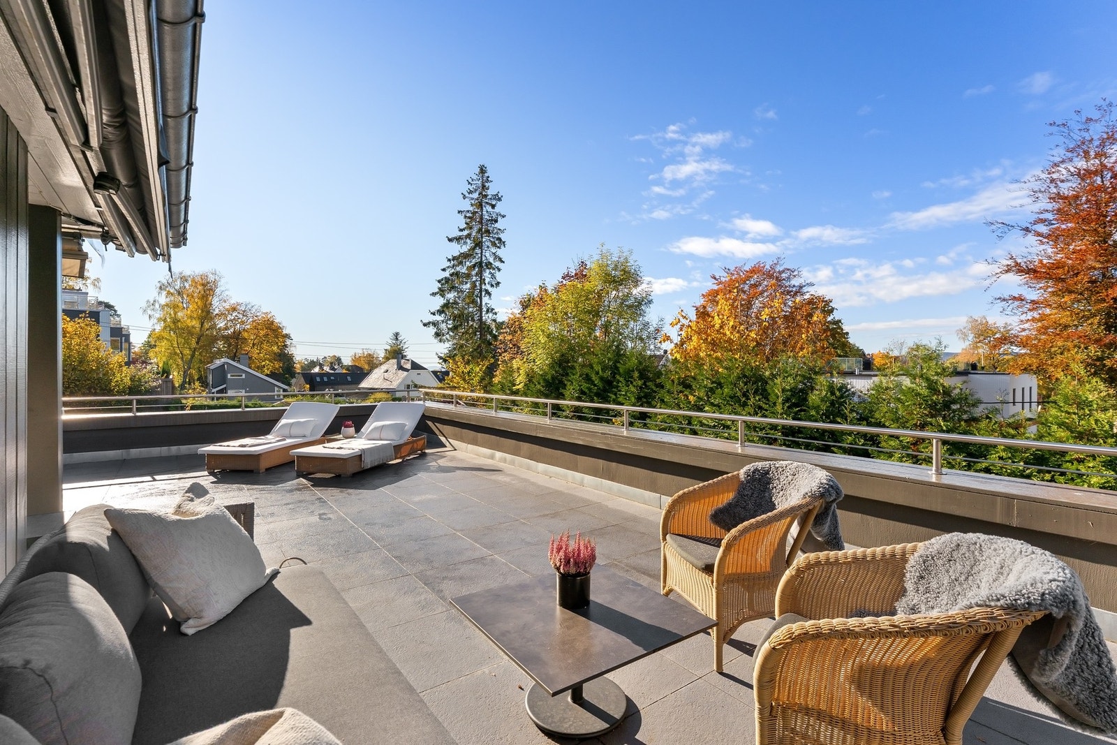 Terrassen ligger lunt til og har flotte solforhold med sol på ettermiddagen. Galleribilde