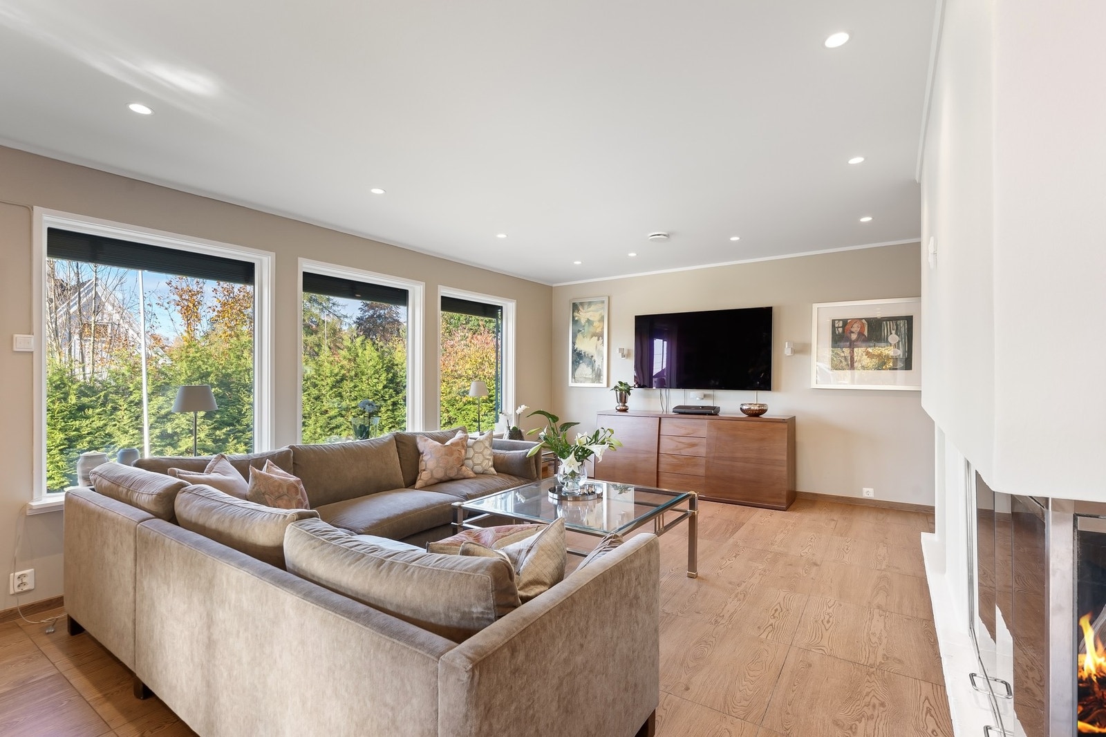 Store vindusflater skaper en god atmosfære. Galleribilde