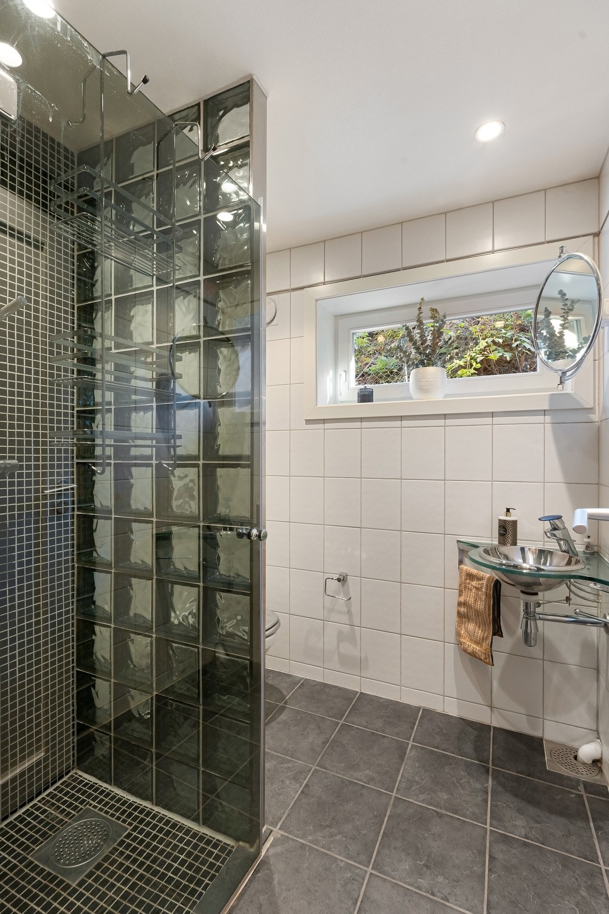 Del av vaskerom som er blitt innredet som bad. Galleribilde