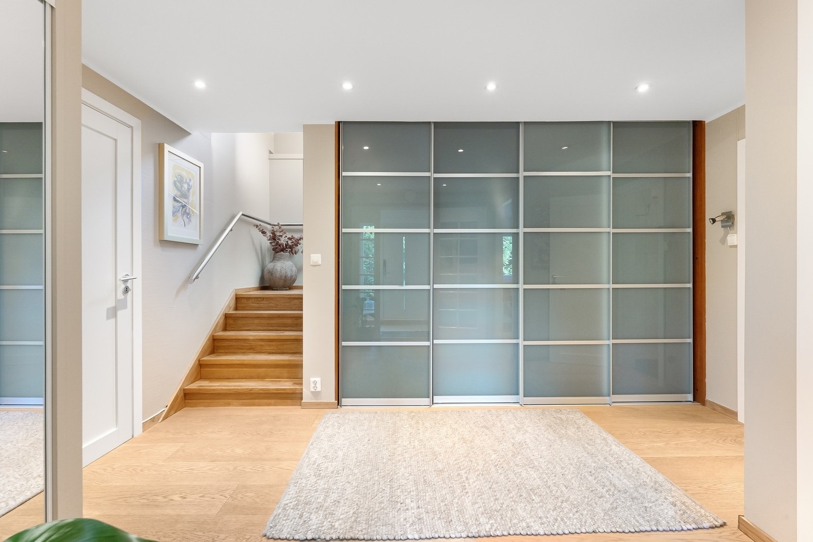 Innbydende og romslig vindfang med god plass til å henge fra seg i en praktisk skyvedørsgarderobe. Galleribilde