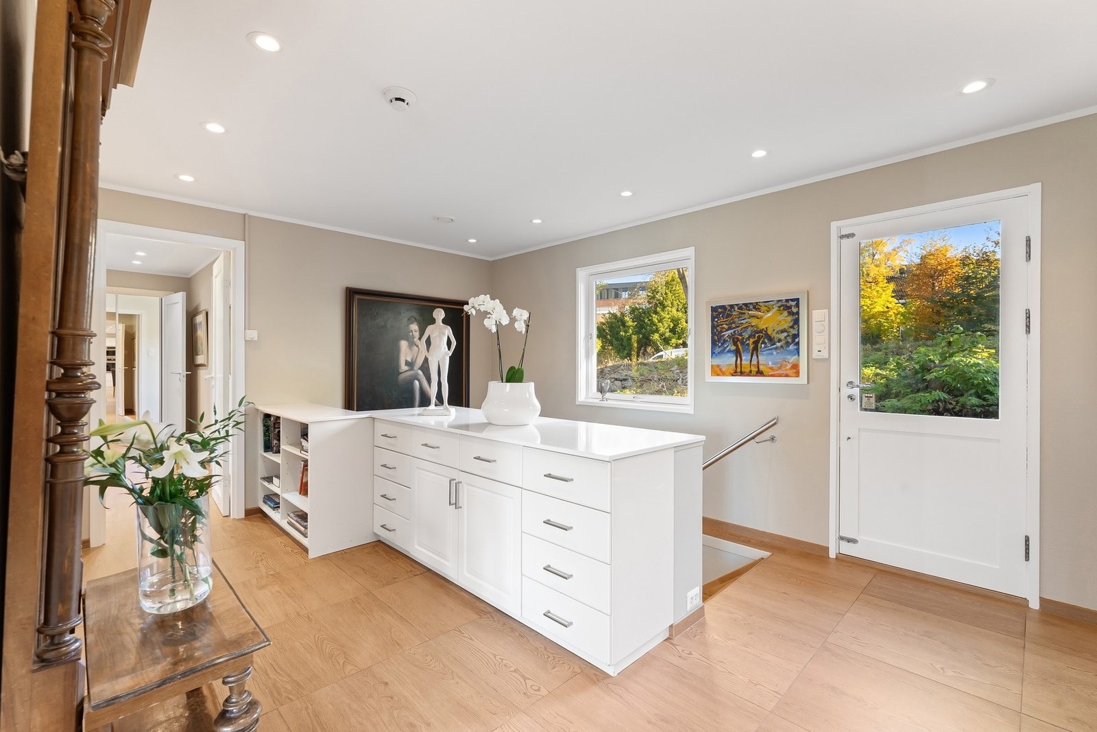 Boligen byr på gjennomtenkte oppbevaringsløsninger med god plass til alt du trenger. Galleribilde