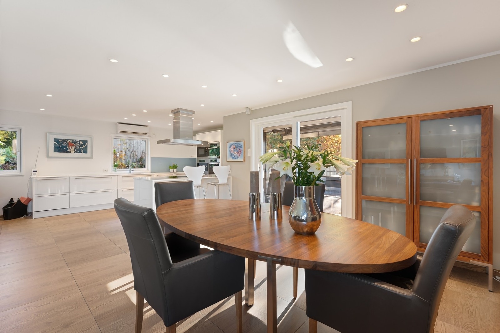 Spisestuen er plassert i direkte tilknytning til kjøkkenet. Galleribilde