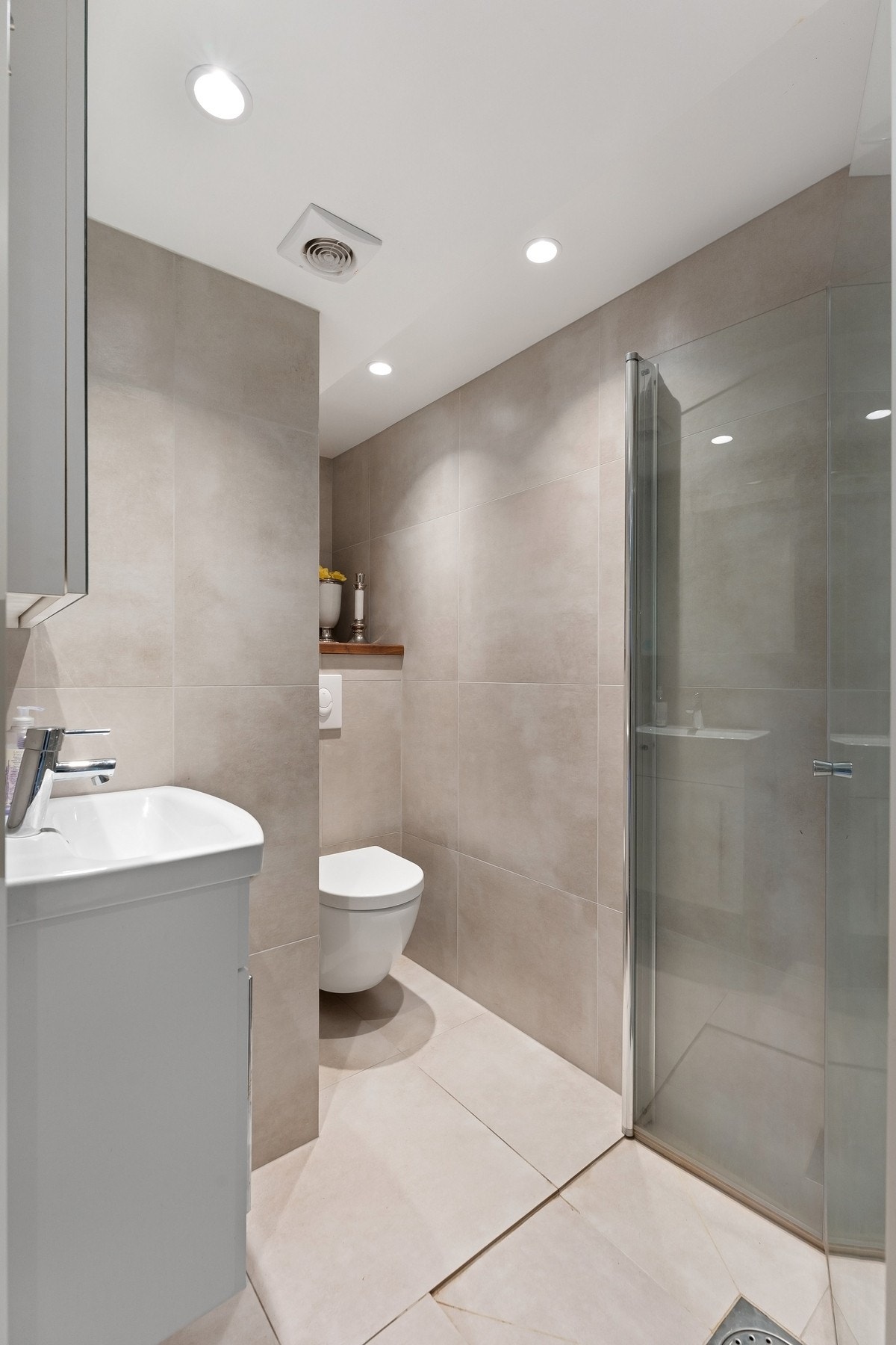 Separat innredet del i sørvest, rommet er i dag innredet som et delikat baderom. Galleribilde