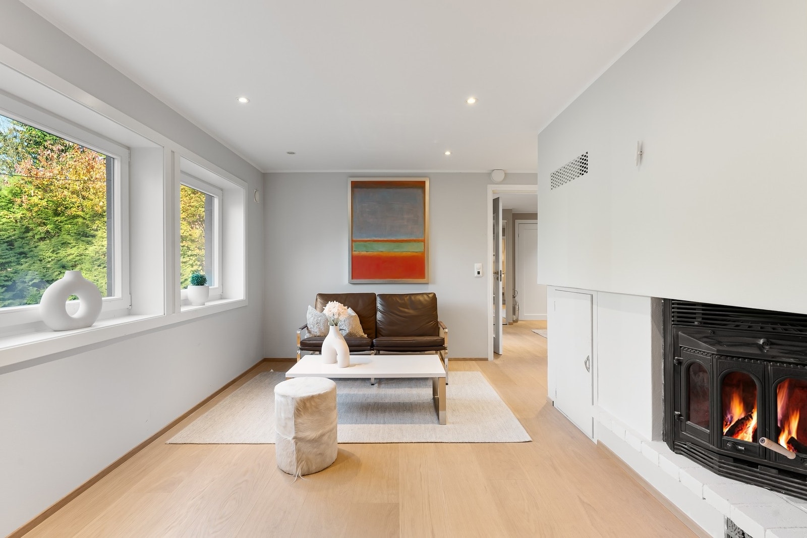 Kjellerstue med innbydende peis. Galleribilde