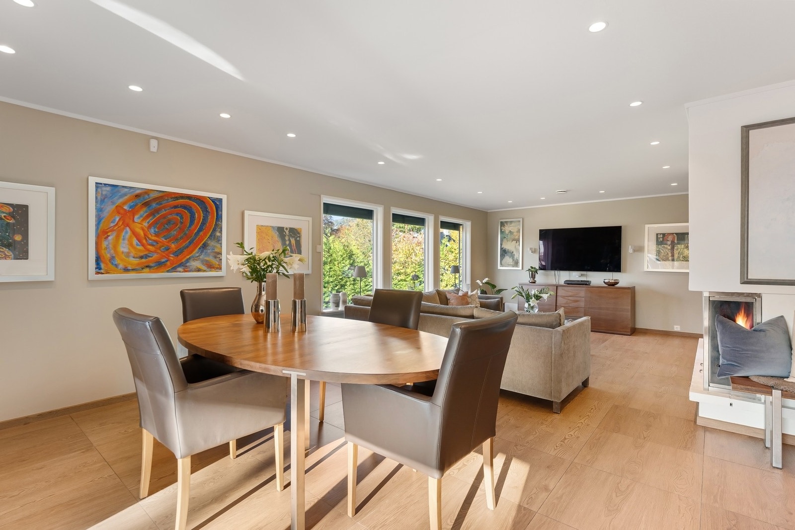 Sosial og hyggelig spisestue i forlengelse av stuen. Galleribilde