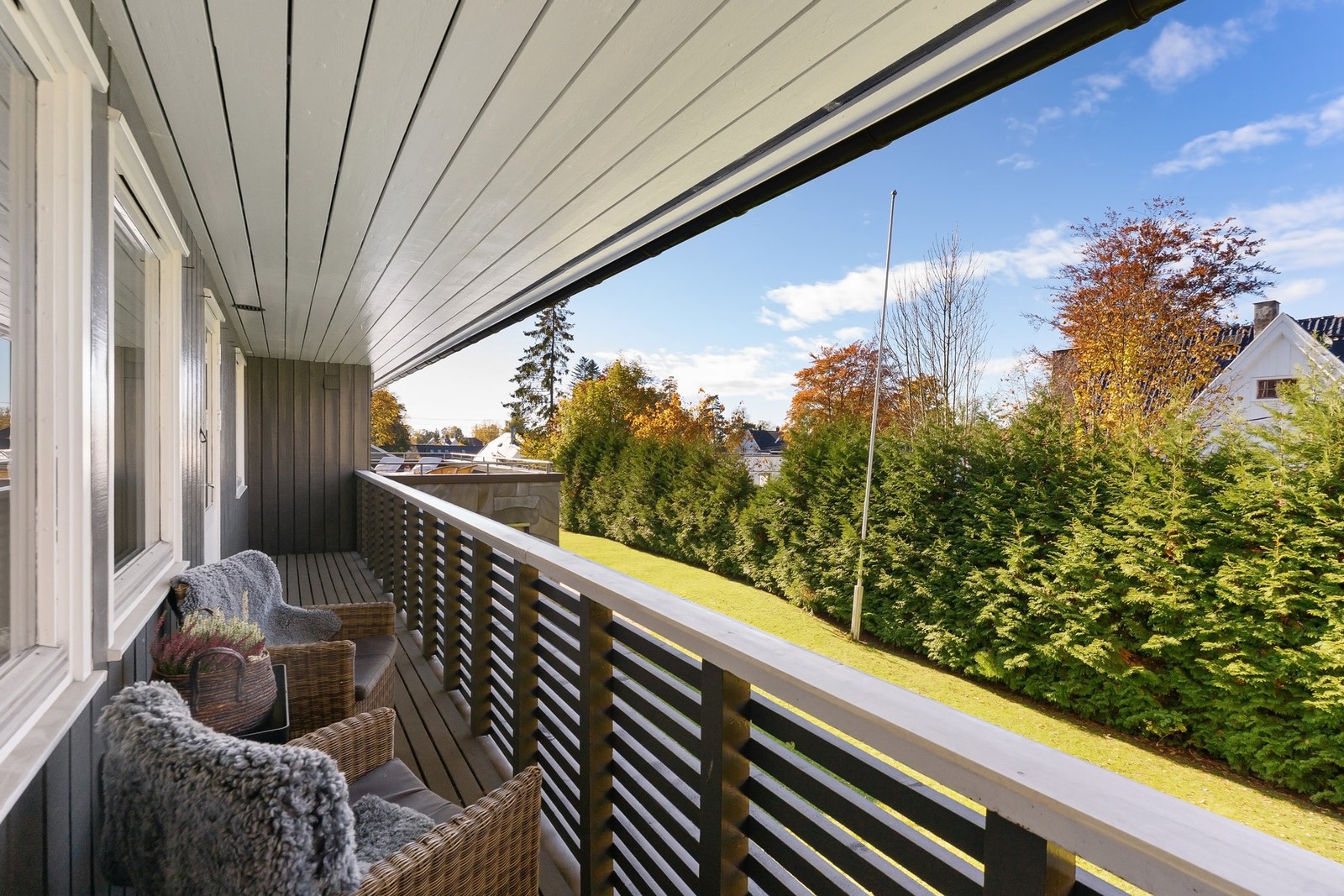 Overbygget og lun terrasse med utsyn mot hage. Galleribilde