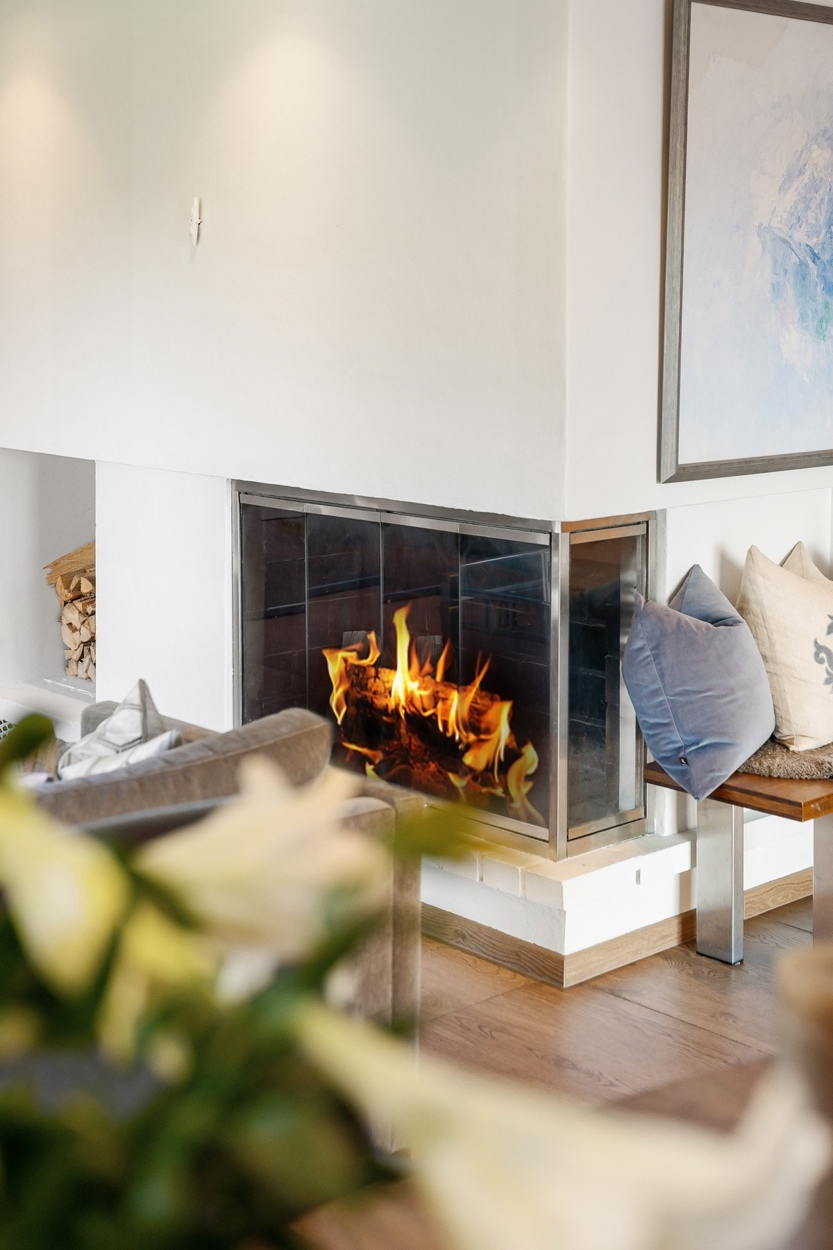 En innbydende peis i stuen skaper en varm og hyggelig atmosfære - perfekt for sene kvelder. Galleribilde