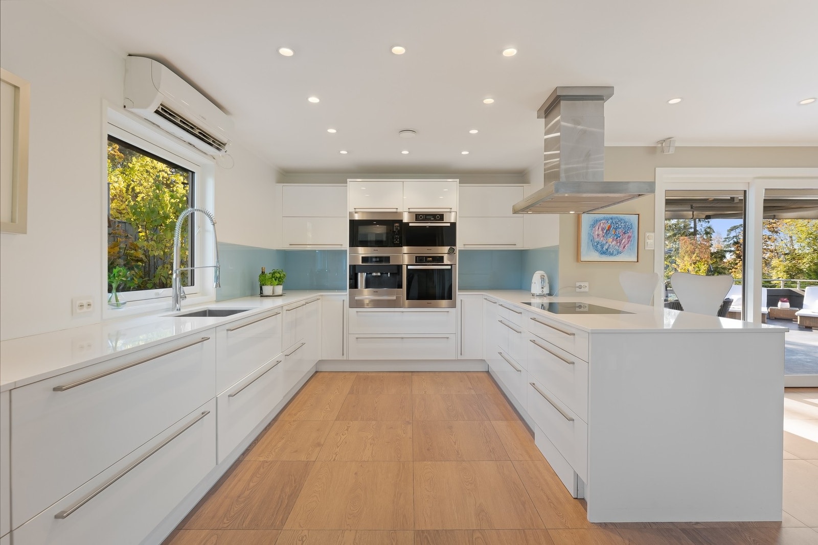 Kjøkkenet er utstyrt med integrerte hvitevarer - to oppvaskmaskiner, to stekeovner, mikrobølgeovn, kaffemaskin og kombinert kjøl-/fryseskap. Galleribilde