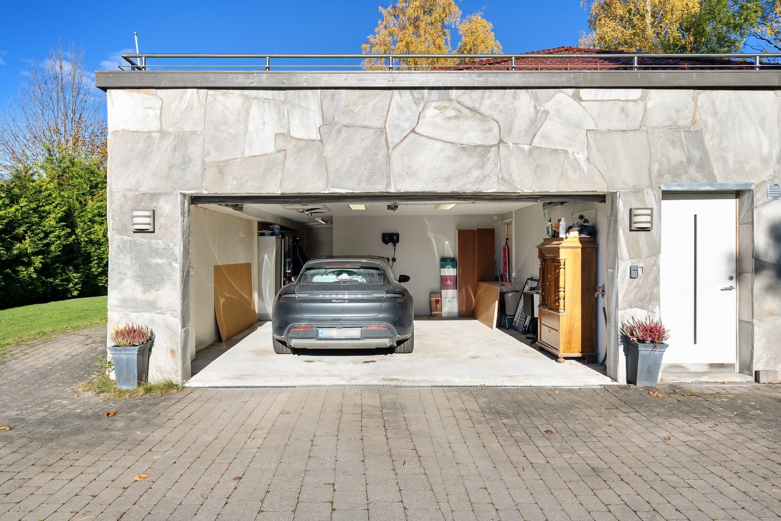 Boligen har en romslig garasje med plass til to biler samt mulighet for lading av elbil. Inngang til egen innredet del med egen inngang til høyre for garasje. Galleribilde