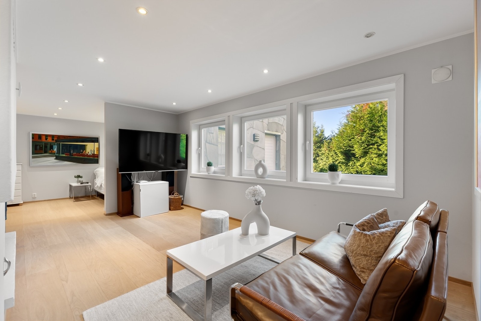 Store vindusflater sørger for rikelig med naturlig lysinslipp. Galleribilde