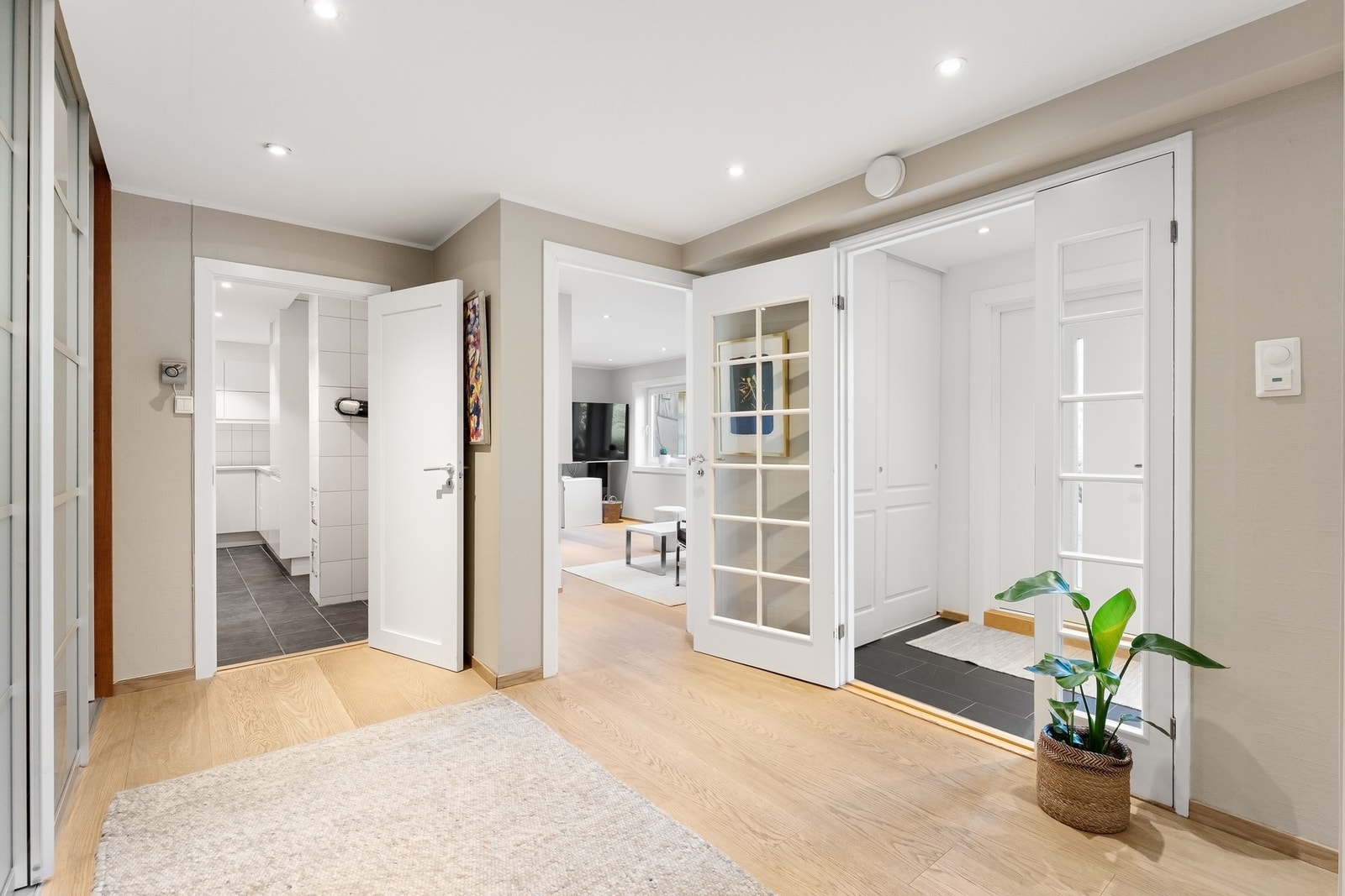 Boligens entré byr også på god plass til oppbevaring. Galleribilde