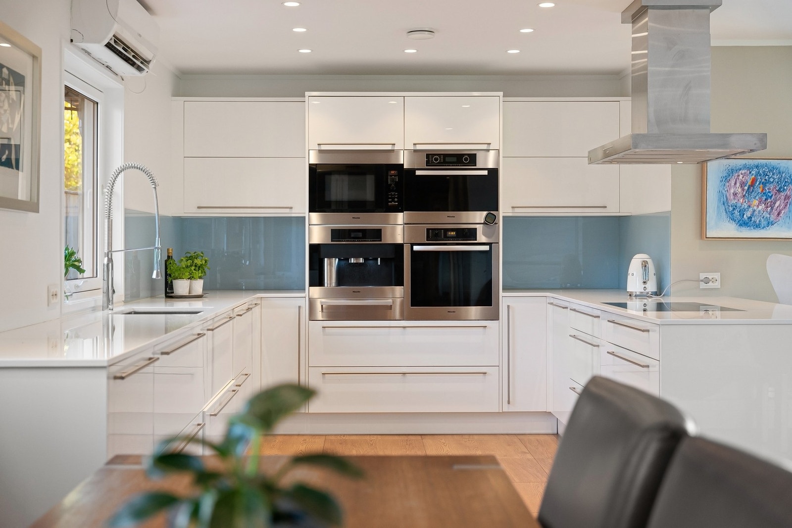 Kjøkken av høy kvalitet. Fullt utstyrt med hvitevarer fra Miele. Galleribilde