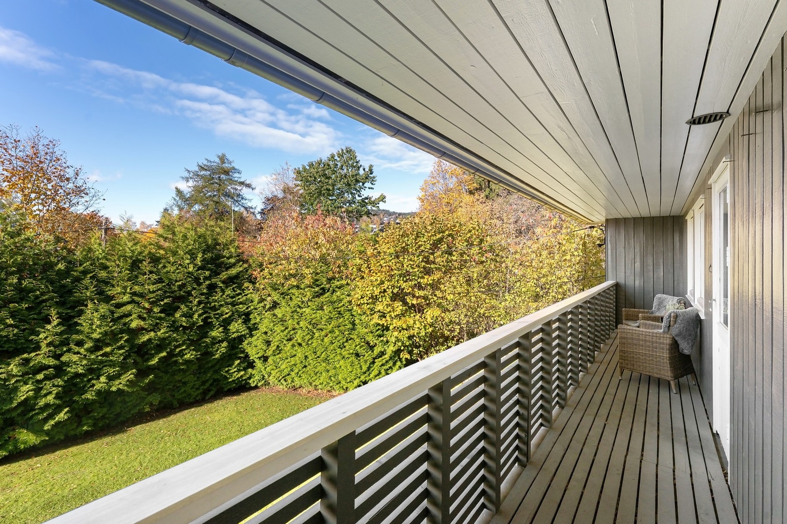 Usjenert terrasse med utgang fra hovedsoverom. Galleribilde