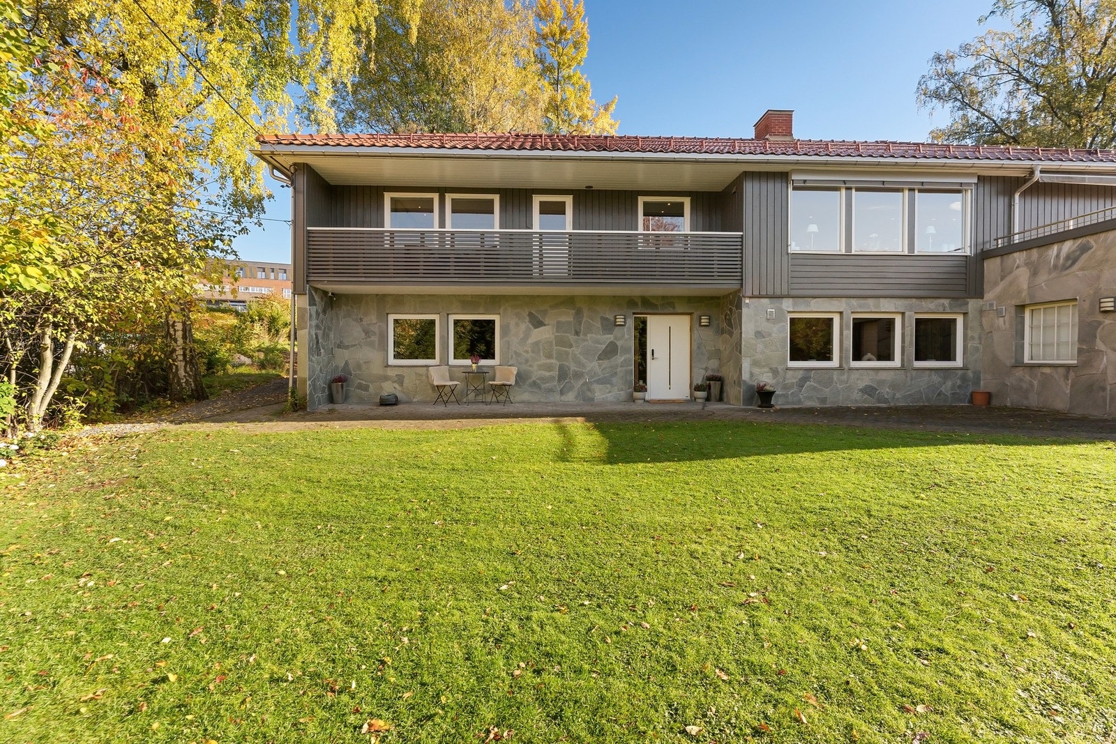 Boligen har en barnevennlig og flat hage med god boltreplass for liten og stor. Galleribilde