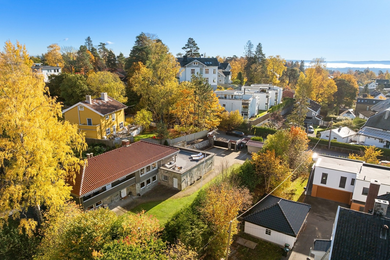 Eiendommen har en meget attraktiv beliggenhet på Slemdal, i et veletablert og populært boligområde. Galleribilde