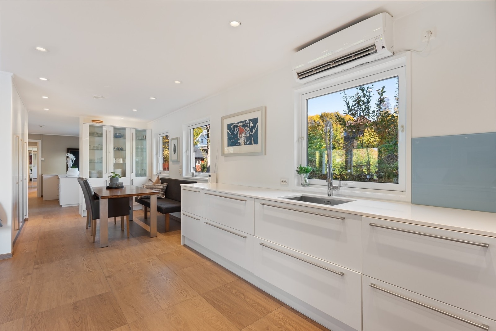 Her finner du godt med arbeidsplass, rikelig skapplass og smarte løsninger for oppbevaring. Galleribilde