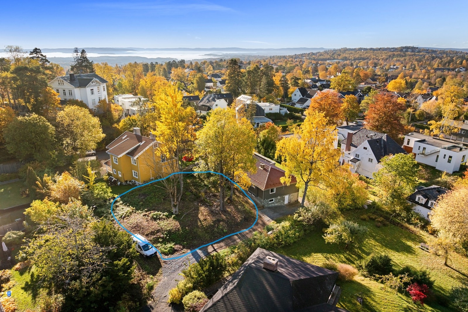 Prosjektert og klar byggesøknad for ny (ekstra enebolig) på en høyde i bakkant av eksisterende bolig. Saken kan ikke tas til behandling før midlertidig forbud mot tiltak i småhusplanen er løftet. Galleribilde