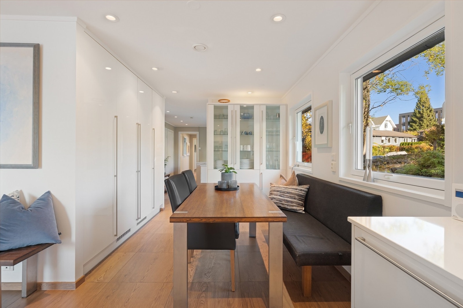 Kjøkkenet har plass til en hyggelig spisegruppe - perfekt for mindre måltider. Galleribilde