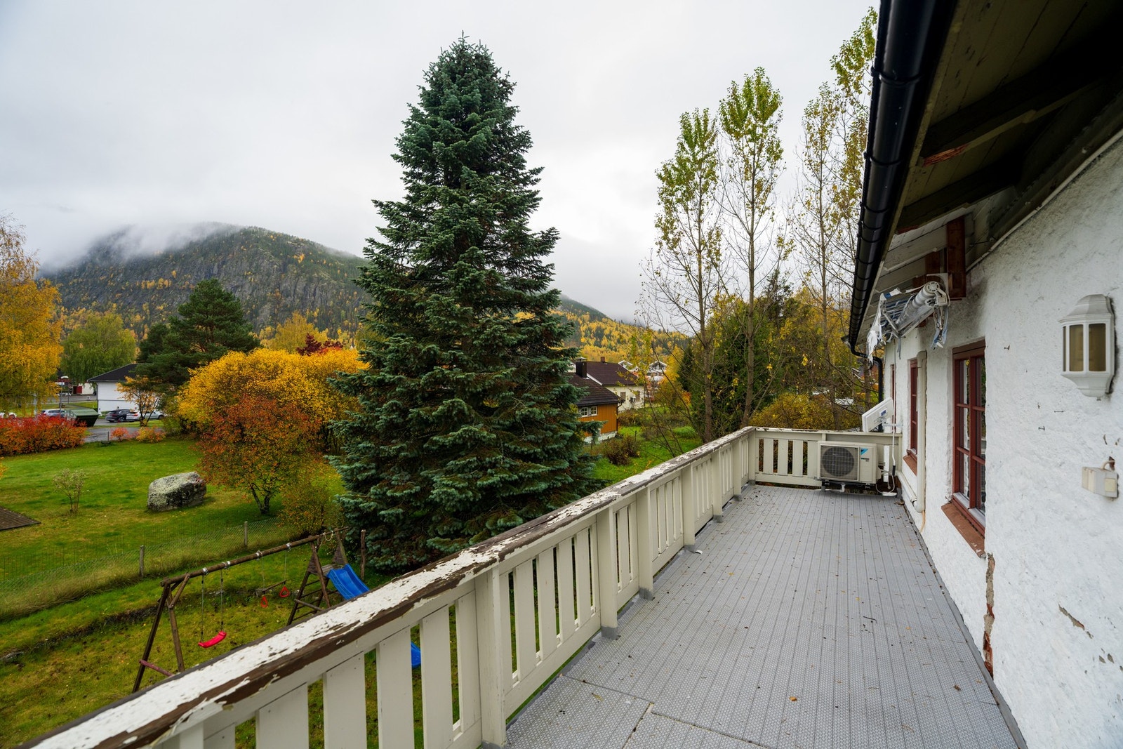 Veranda på 18 kvm med potensial - og utsikt mot nærområdet. Galleribilde