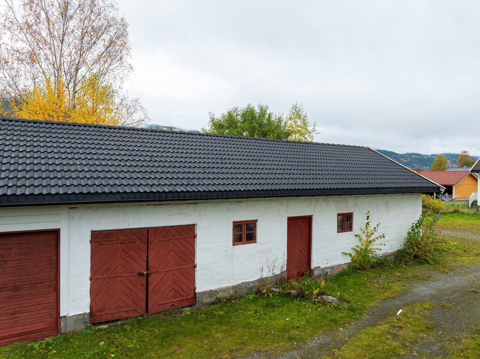 Eldre garasjebygg med fire biloppstillingsplasser. Galleribilde