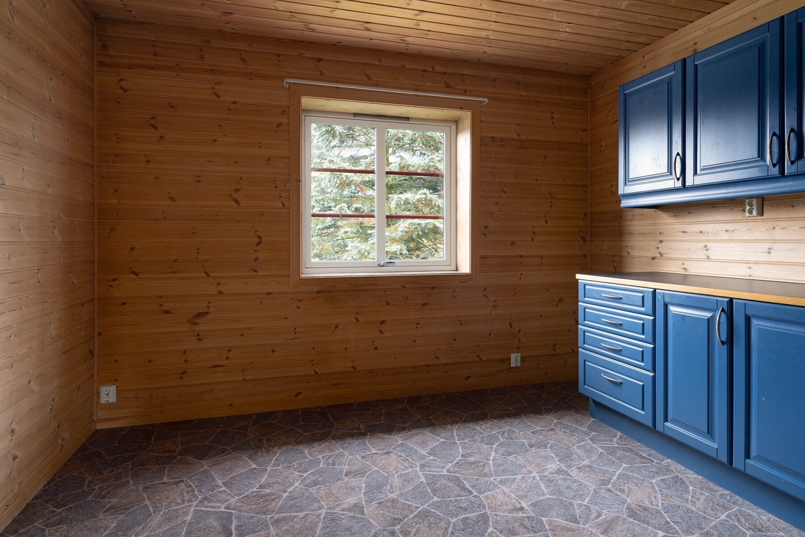 Kjøkkenet har også plass til spisebord. Galleribilde