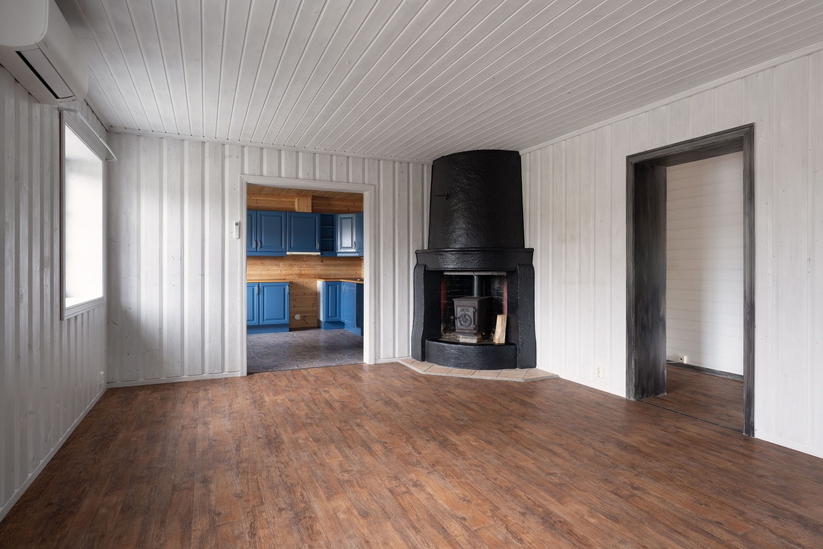 Lun og romslig stue med peis og varmepumpe Galleribilde