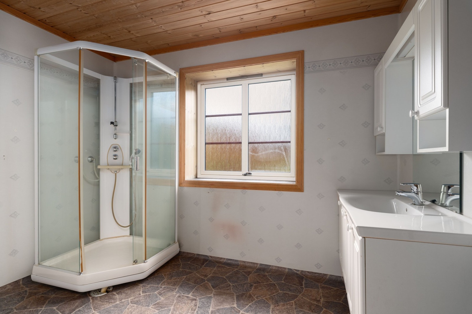 Lyst og praktisk bad med belegg og baderomsplater. Galleribilde